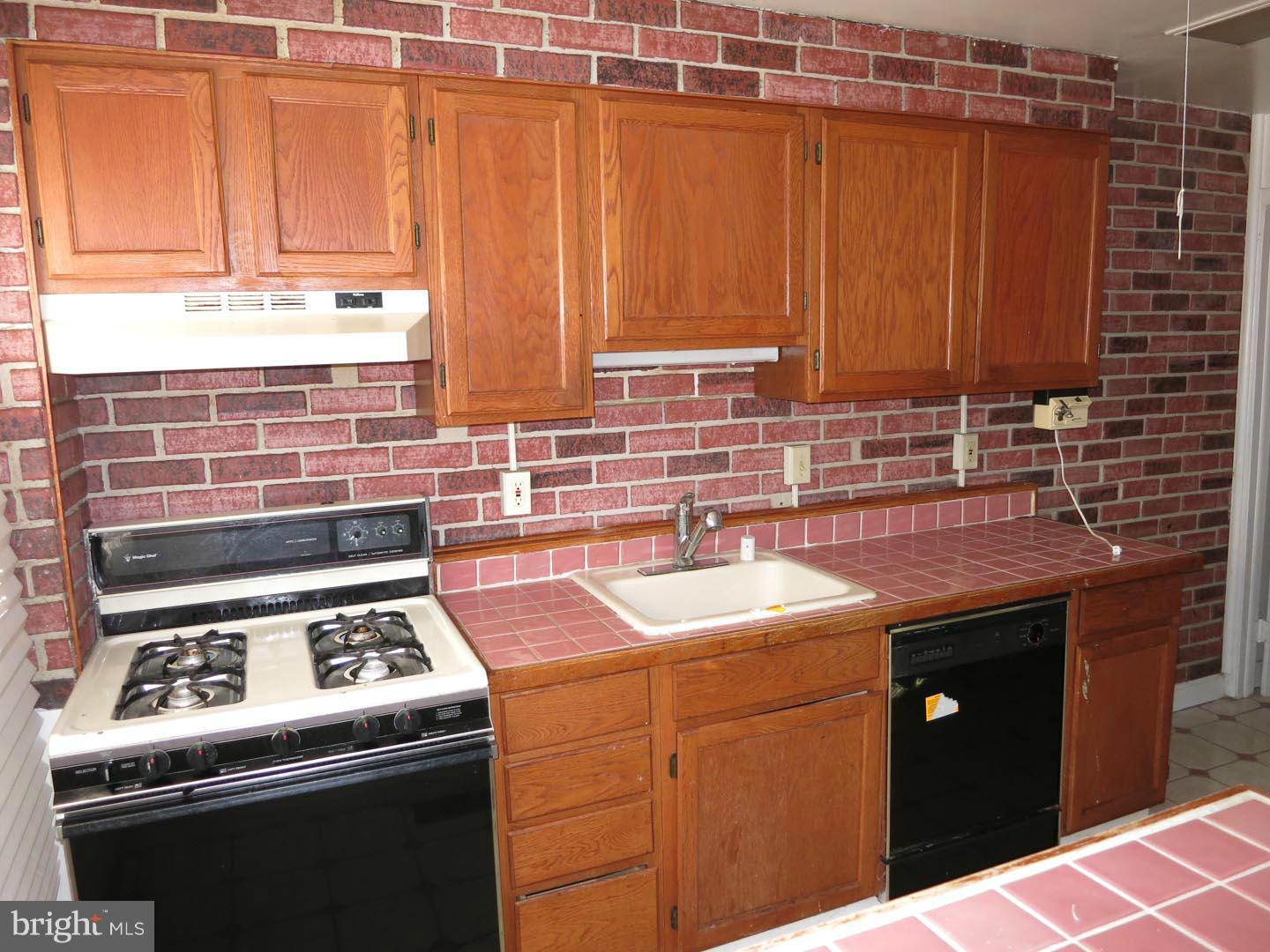 723 South Woodington Road Baltimore, MD 21229 - Photo 2 of 9 Kitchen