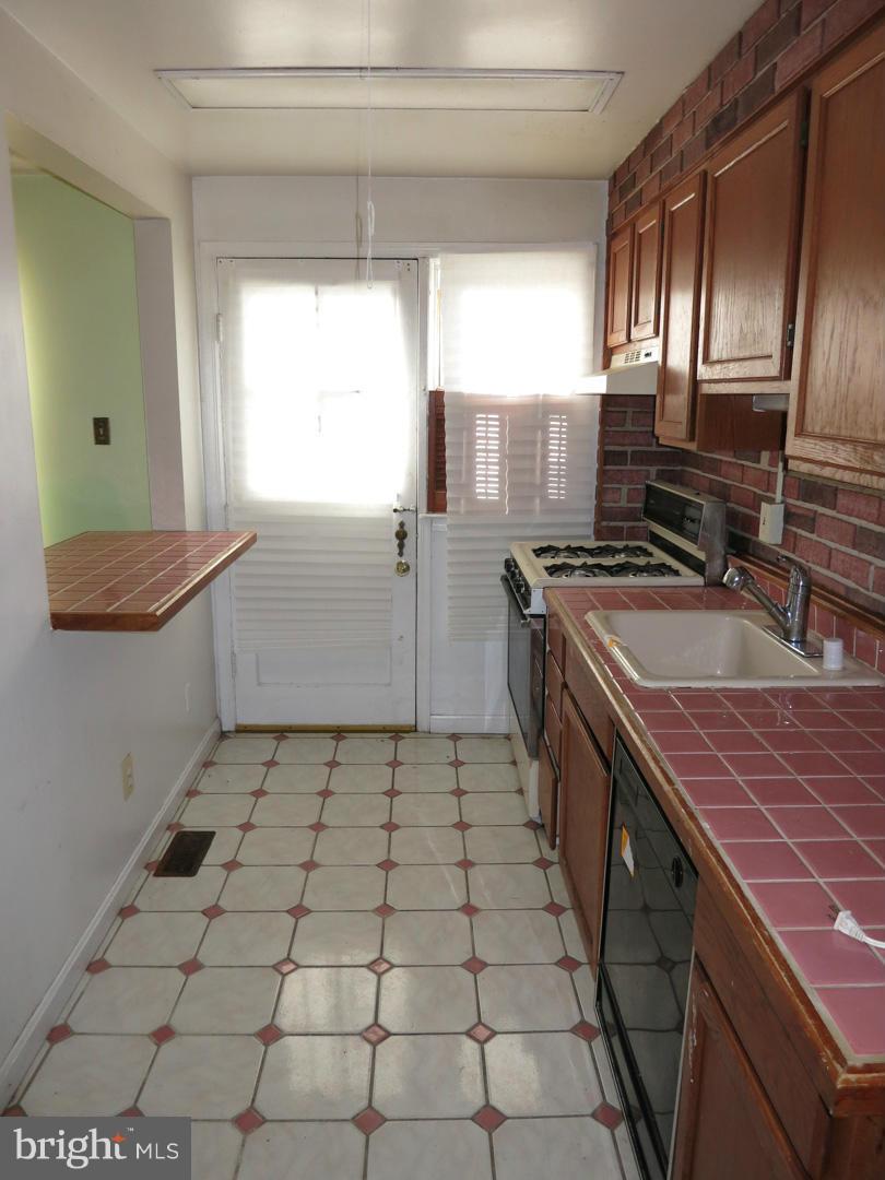 723 South Woodington Road Baltimore, MD 21229 - Photo 3 of 9 Kitchen