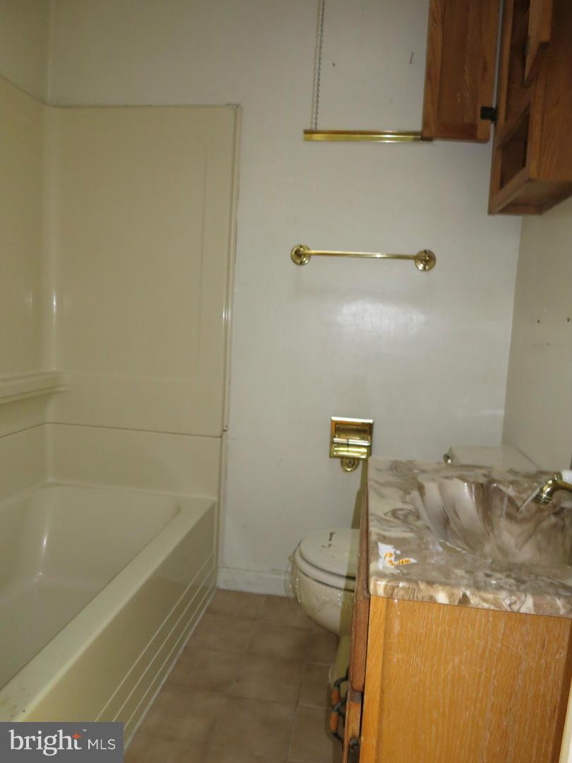 723 South Woodington Road Baltimore, MD 21229 - Photo 9 of 9 Bath