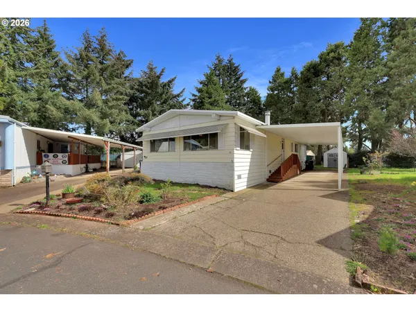 a view of a house with backyard