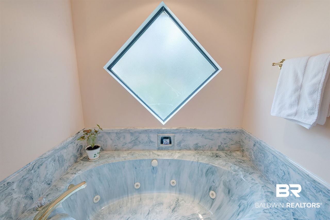 10210 Willis Road Foley, AL 36535 - Photo 15 of 26 Jetted Tub