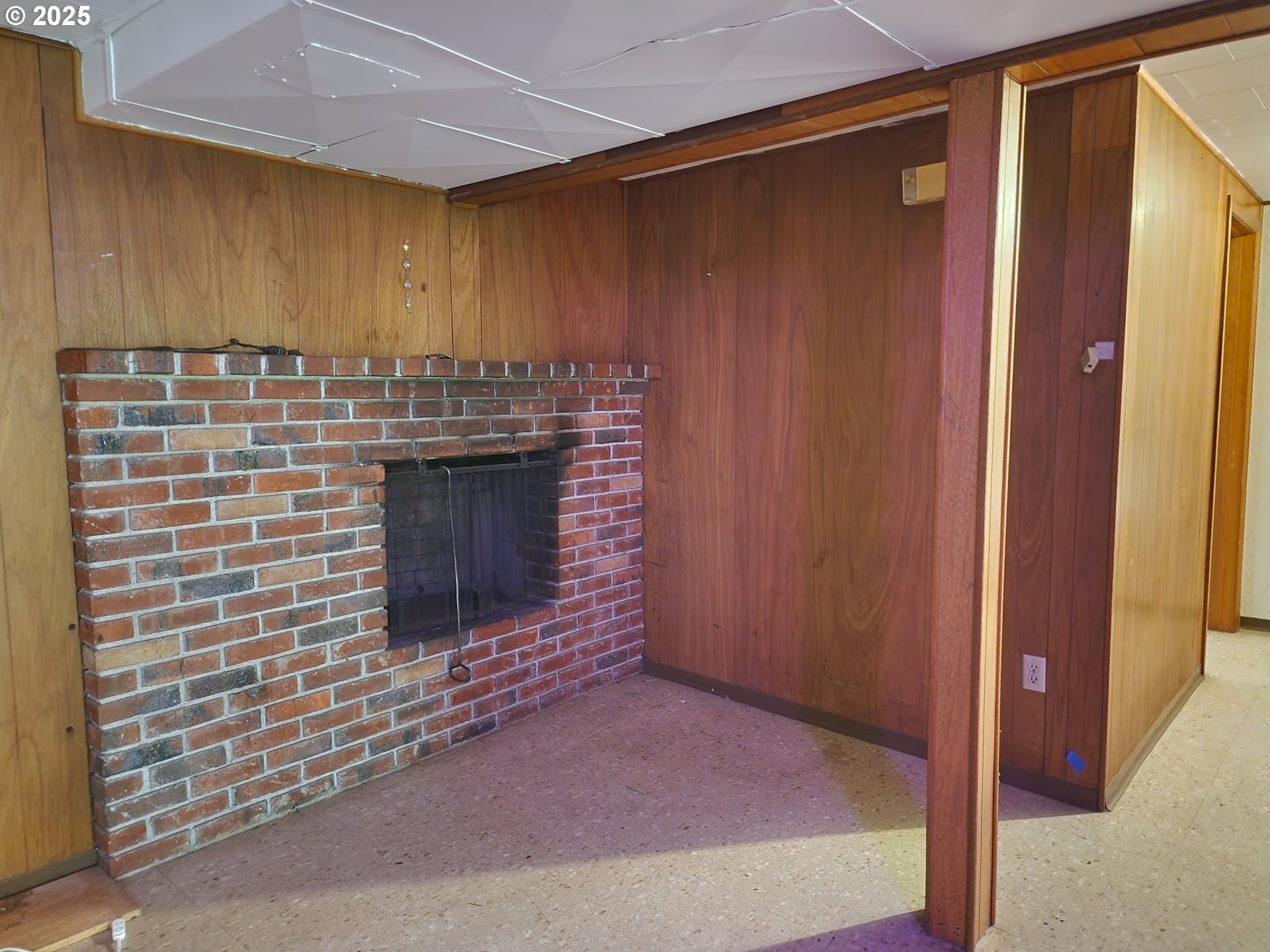 4081 Hawthorne Avenue Northeast Salem, OR 97301 - Photo 14 of 25 a view of a fireplace in a room