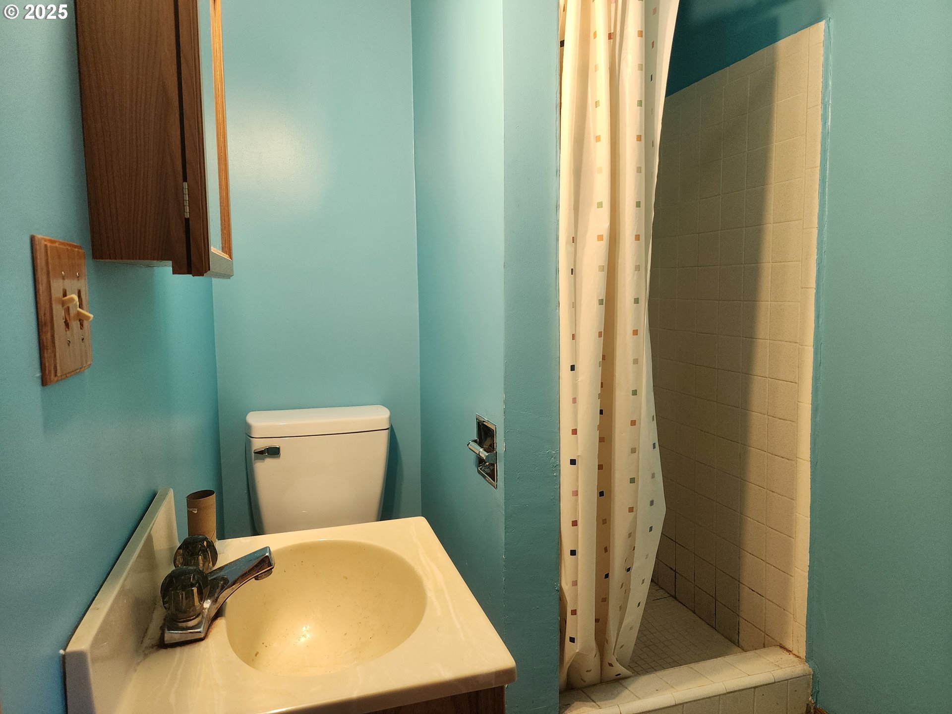 4081 Hawthorne Avenue Northeast Salem, OR 97301 - Photo 17 of 25 a bathroom with a sink toilet and shower