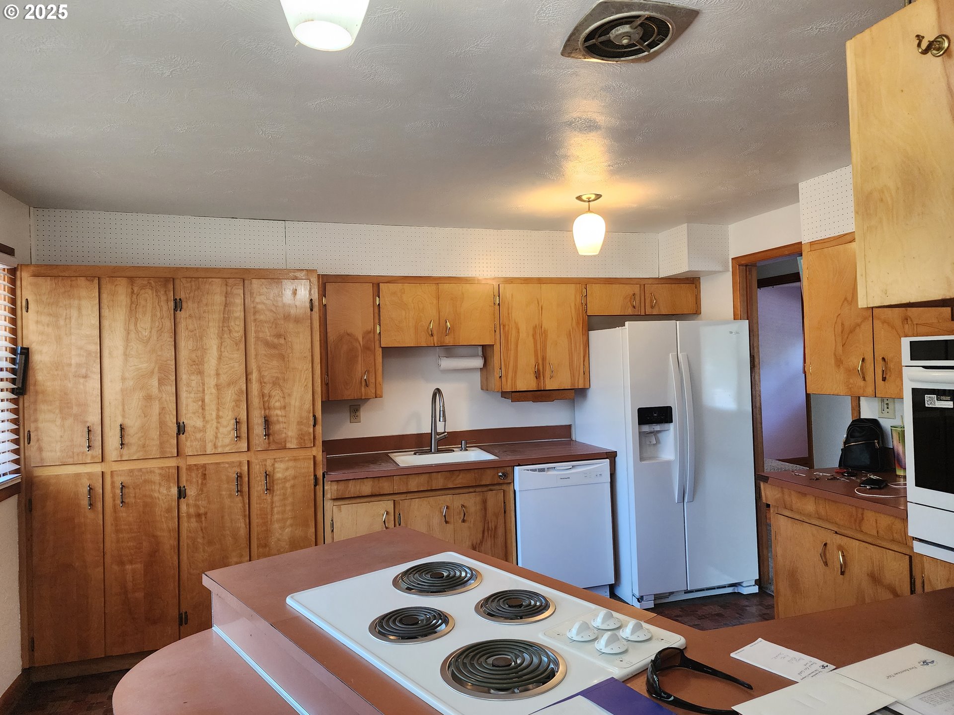 4081 Hawthorne Avenue Northeast Salem, OR 97301 - Photo 4 of 25 a kitchen with a sink a refrigerator and cabinets