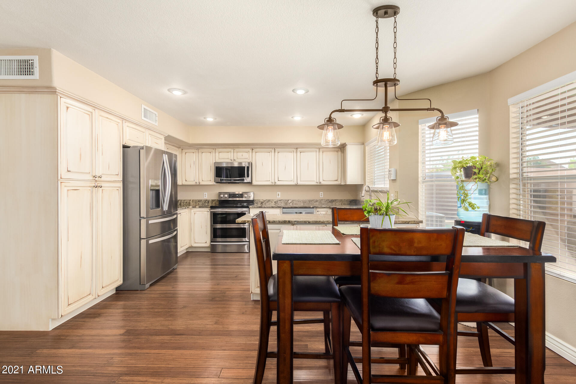 7617 West Hearn Road Peoria, AZ 85381 - Photo 13 of 38 Eat in Kitchen & Kitchen