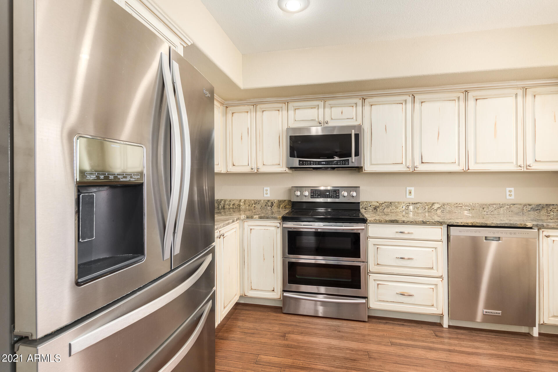 7617 West Hearn Road Peoria, AZ 85381 - Photo 16 of 38 Kitchen