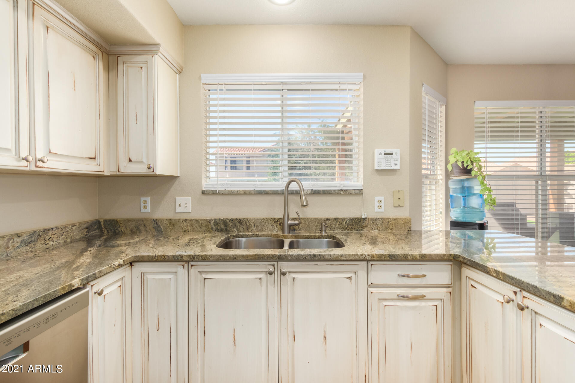 7617 West Hearn Road Peoria, AZ 85381 - Photo 17 of 38 Kitchen