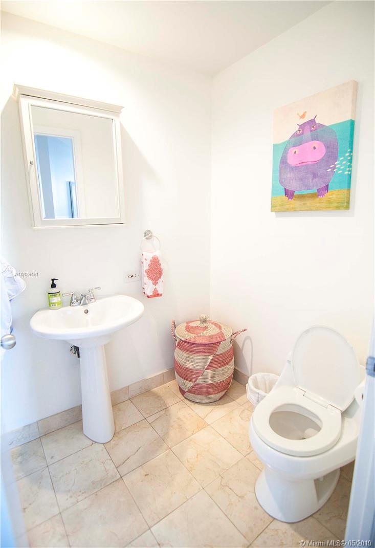 808 Brickell Key Drive, Unit 802 Miami, FL 33131 - Photo 12 of 48 A full second bathroom with an updated shower/tub.