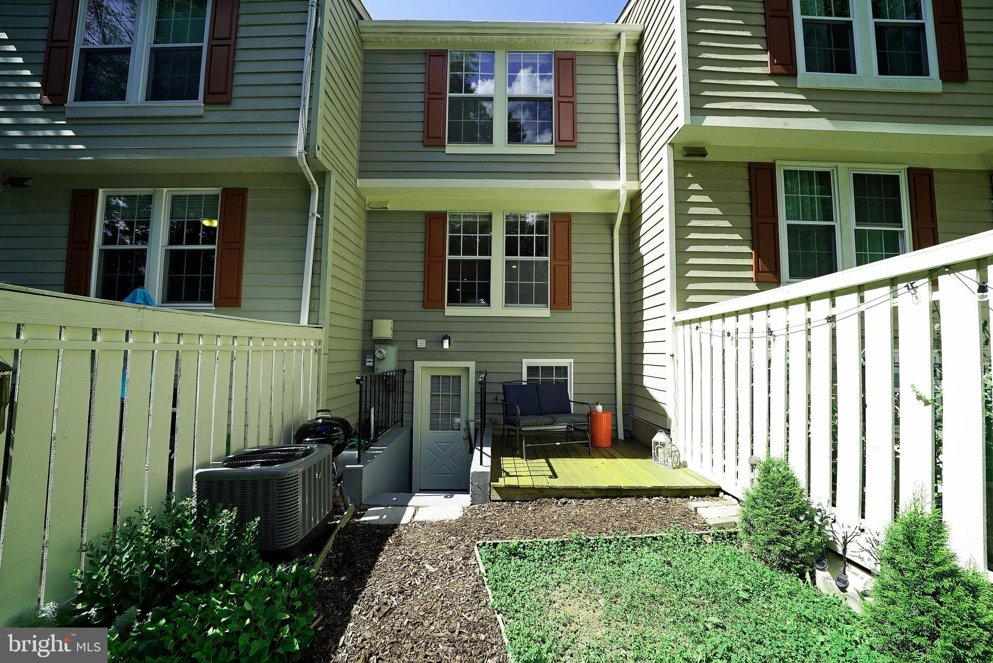 11924 Fieldthorn Court Reston, VA 20194 - Photo 5 of 26 YARD & PATIO 3