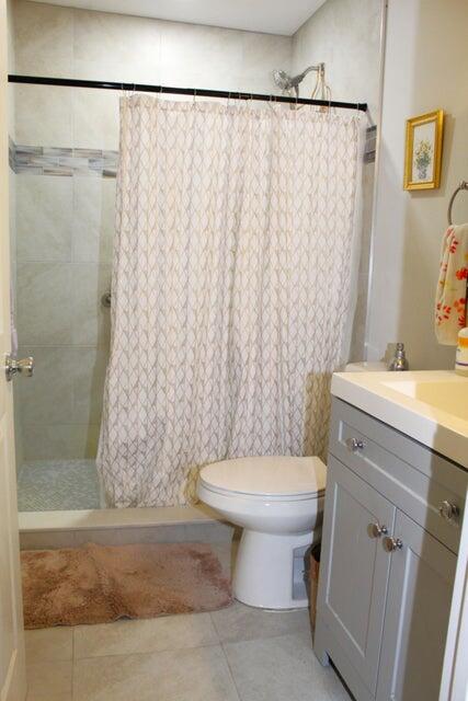 2410 South Brocksmith Road Fort Pierce, FL 34945 - Photo 63 of 65 a bathroom with a sink a toilet and shower