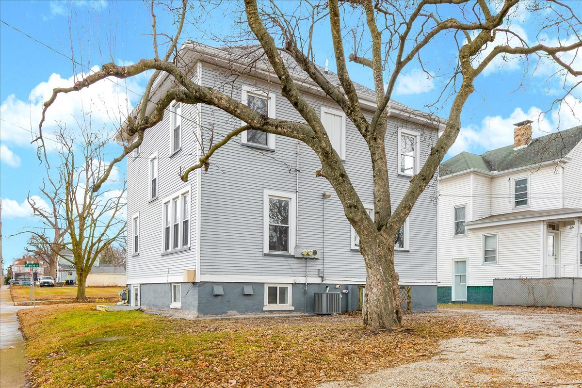 1018 North Prairie Street Bloomington, IL 61701 - Photo 35 of 49 a large tree in front of a white house