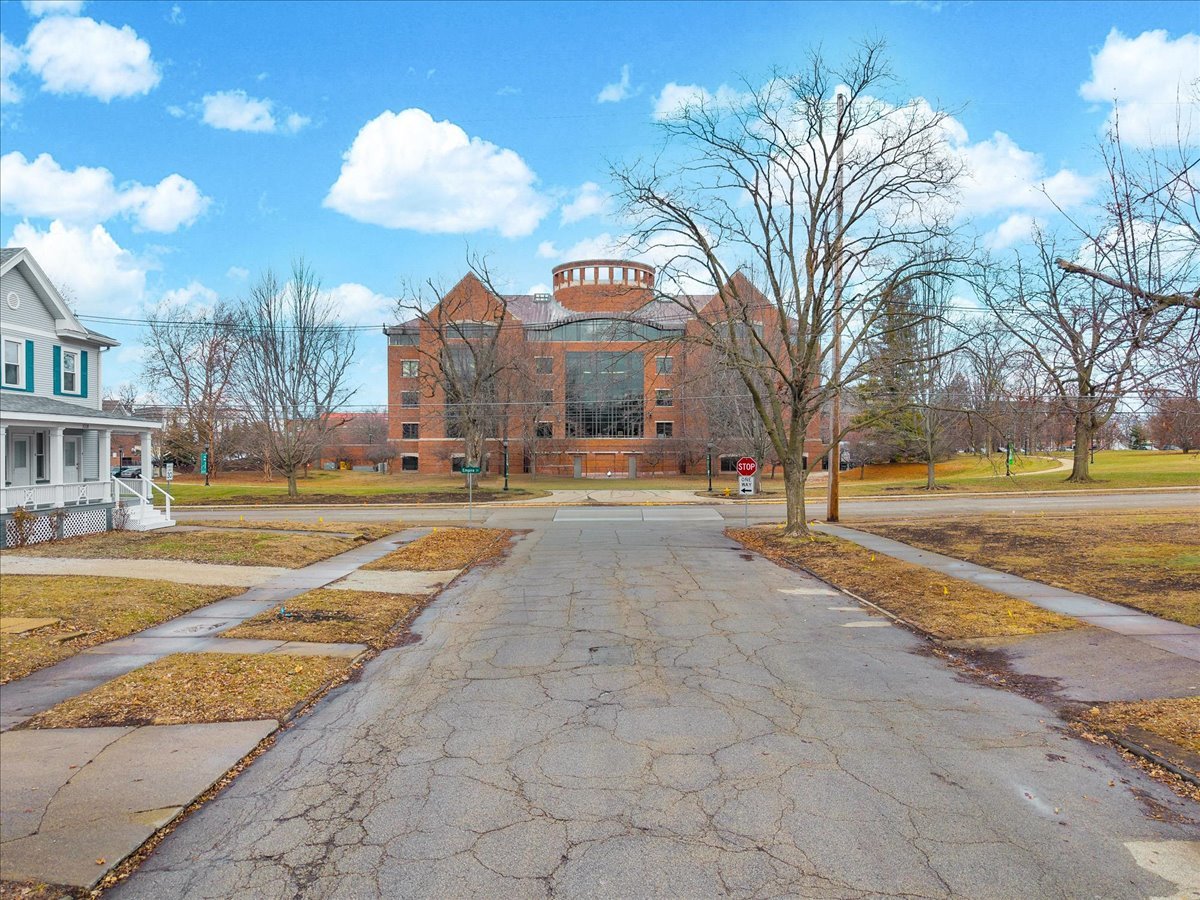 1018 North Prairie Street Bloomington, IL 61701 - Photo 40 of 49 a view of city with tall buildings