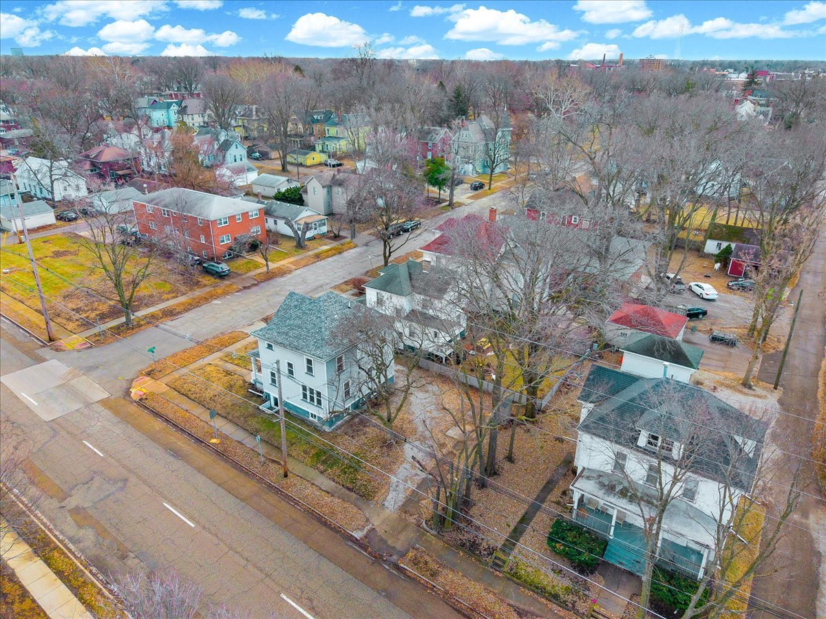 1018 North Prairie Street Bloomington, IL 61701 - Photo 44 of 49 swimming pool view with sitting space