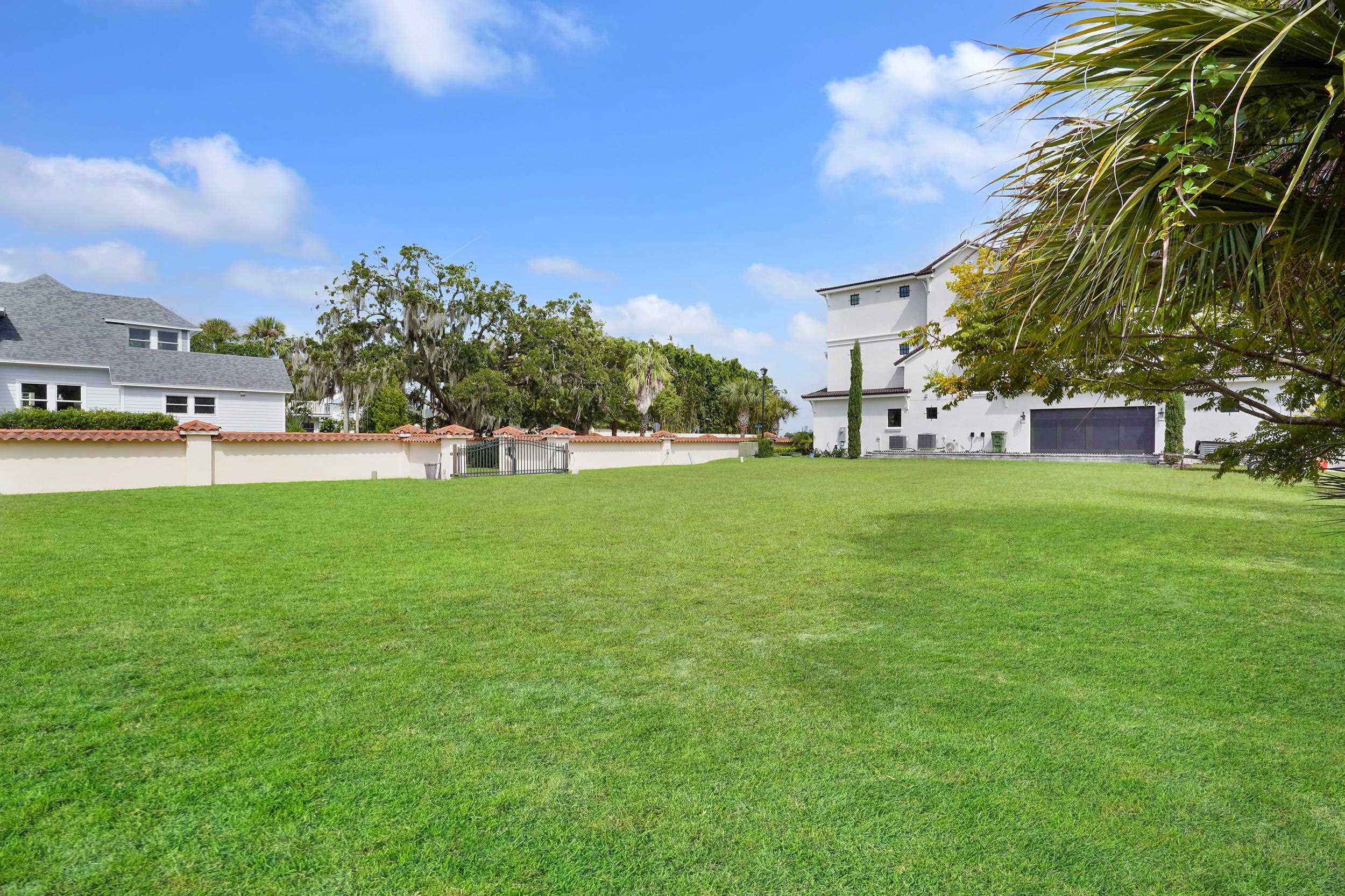 1 South Street, Unit A Baltimore, MD 21202 - Photo 17 of 30 a view of a park with large trees