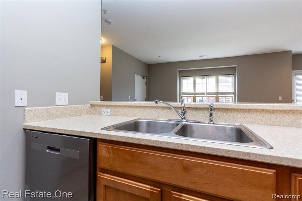1429 Raliegh Place Troy, MI 48084 - Photo 16 of 47