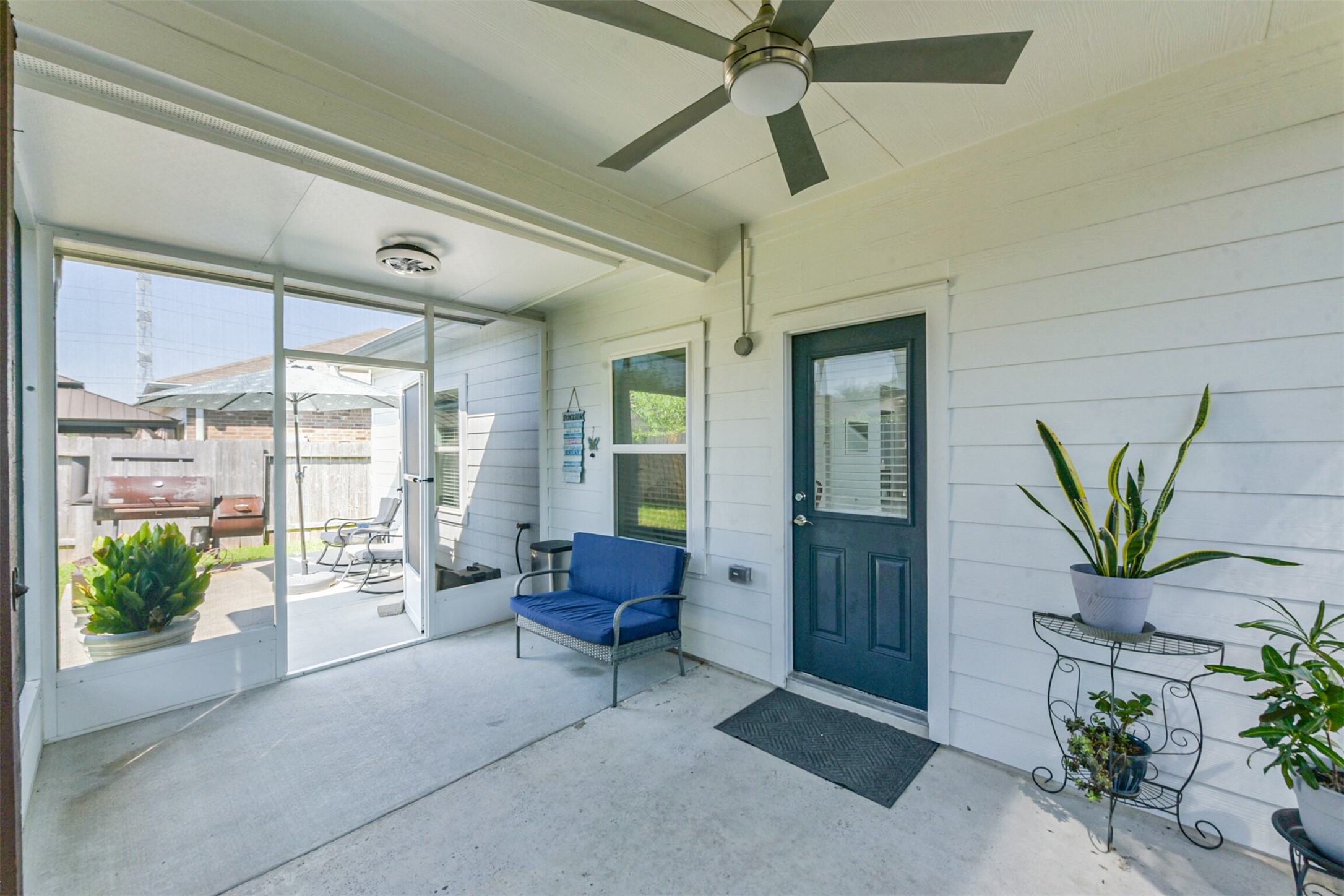 10018 Chase Court Baytown, TX 77521 - Photo 33 of 46 a living room with furniture and a potted plant