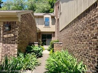 1816 Burning Bush Court Rochester, MI 48309 - Photo 2 of 38 2.jpg
