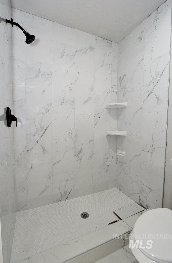 121 Northwest 2nd Street Ontario, OR 97914 - Photo 20 of 32 Full bathroom with a shower stall and toilet