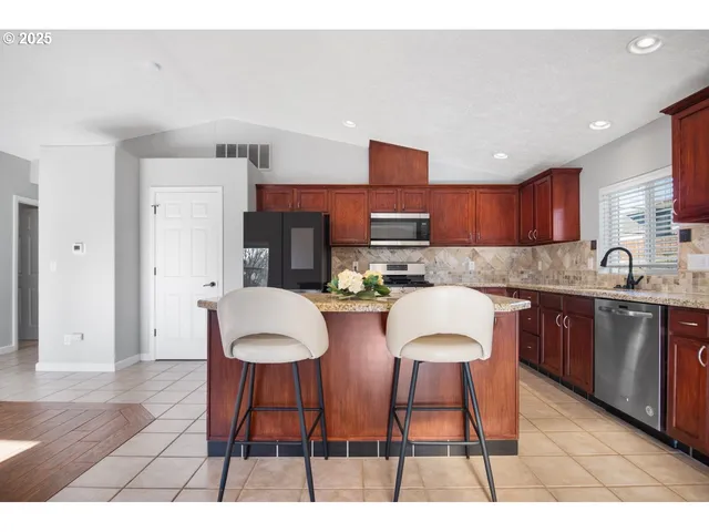 $535,000 | 2922 Southeast Hillyard Road, Gresham, OR 97080