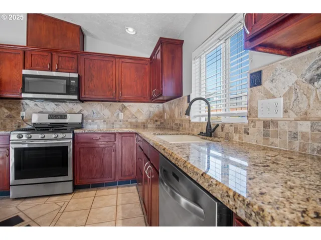 $535,000 | 2922 Southeast Hillyard Road, Gresham, OR 97080