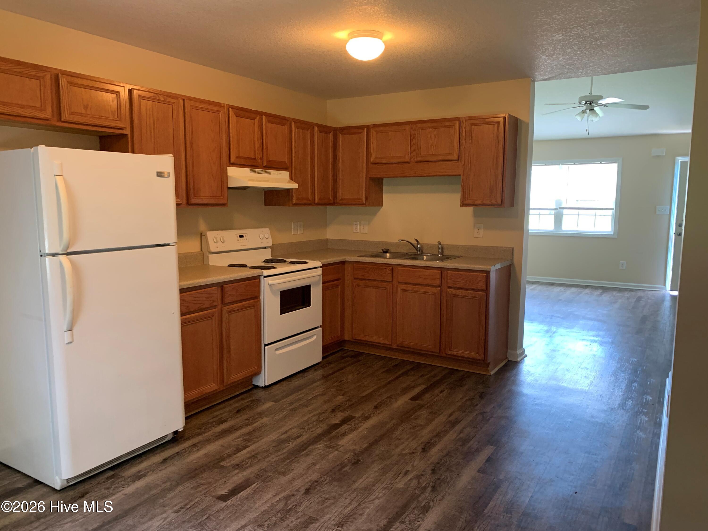 586 Haws Run Road, Unit 27 Jacksonville, NC 28540 - Photo 4 of 8 kitchen