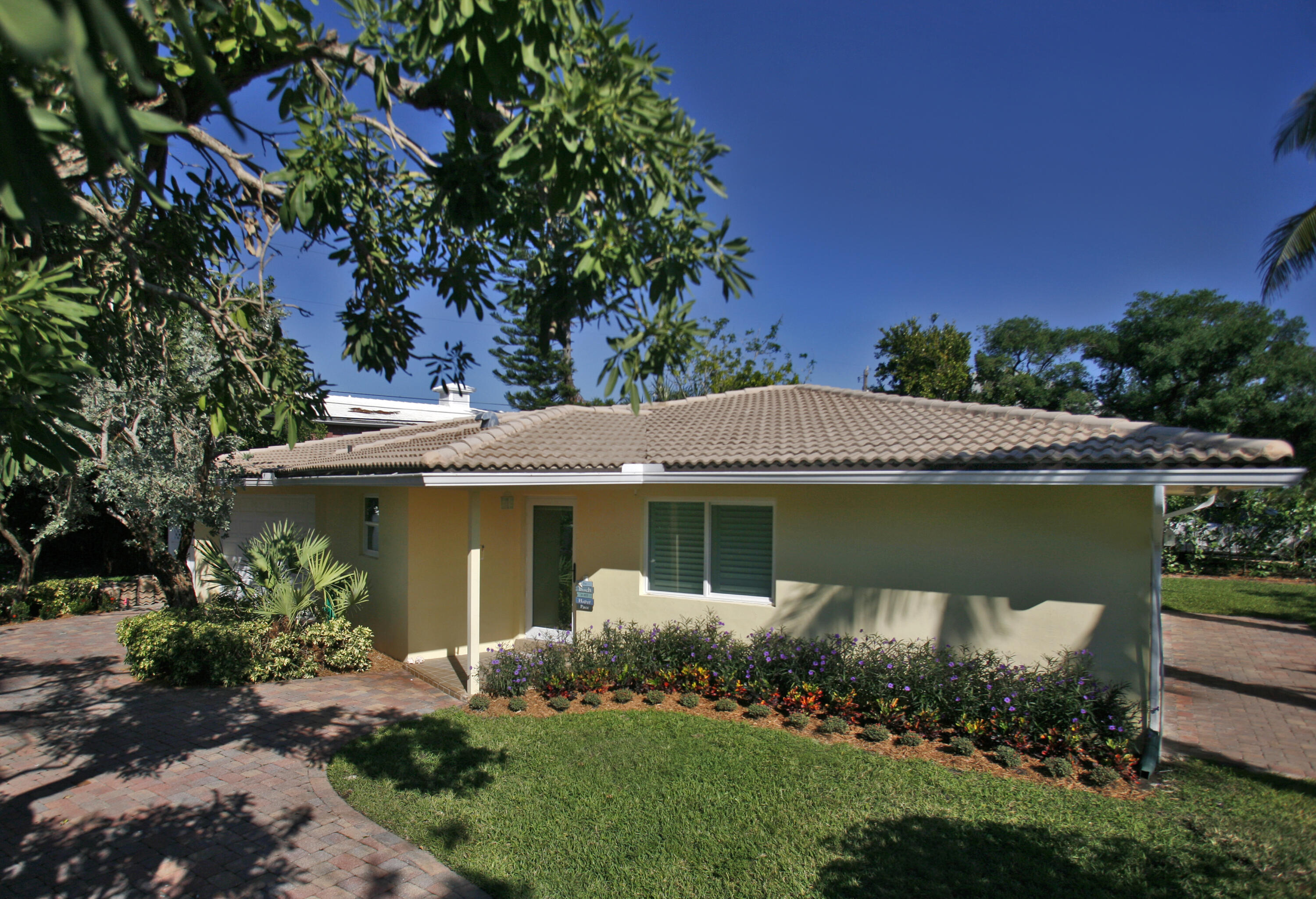 5501 North Ocean Boulevard Ocean Ridge, FL 33435 - Photo 17 of 21 a front view of house with a garden