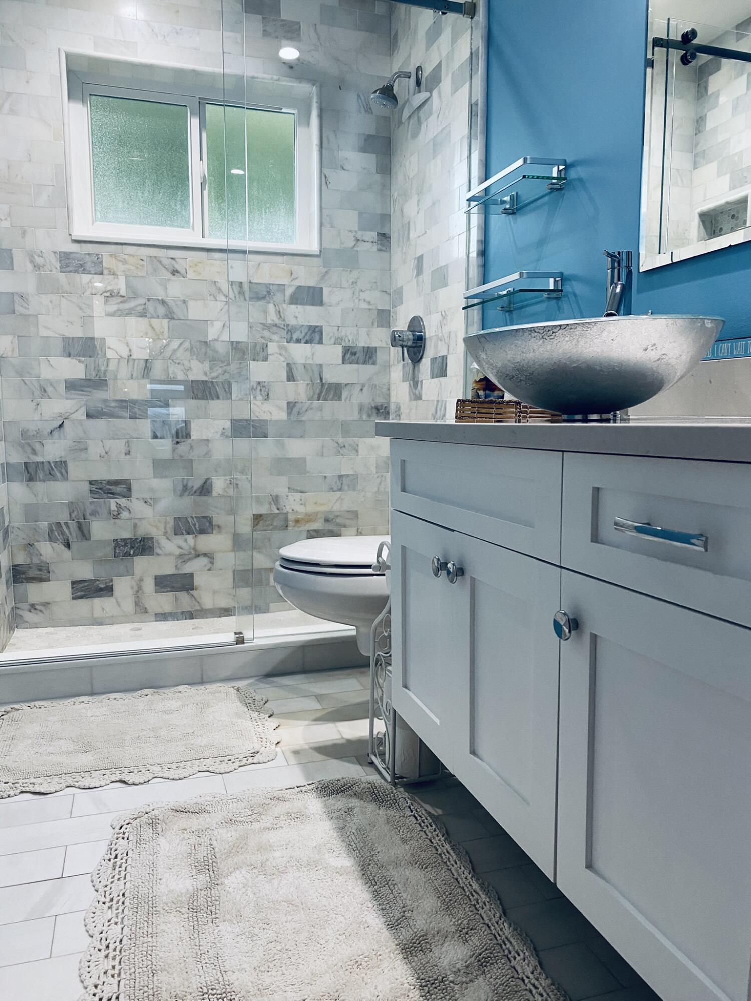 5501 North Ocean Boulevard Ocean Ridge, FL 33435 - Photo 8 of 21 a bathroom with a toilet a sink and mirror
