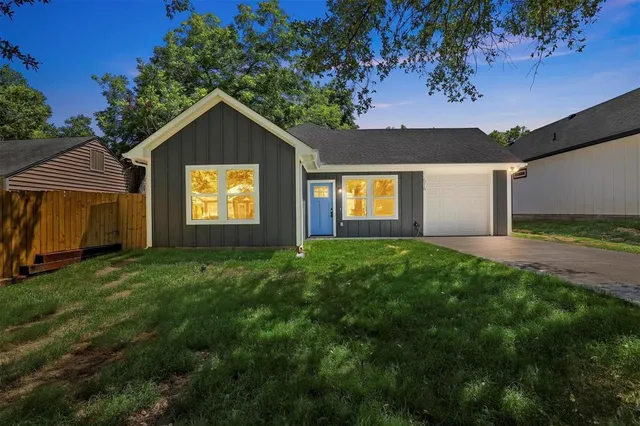 a view of a house with backyard and garden