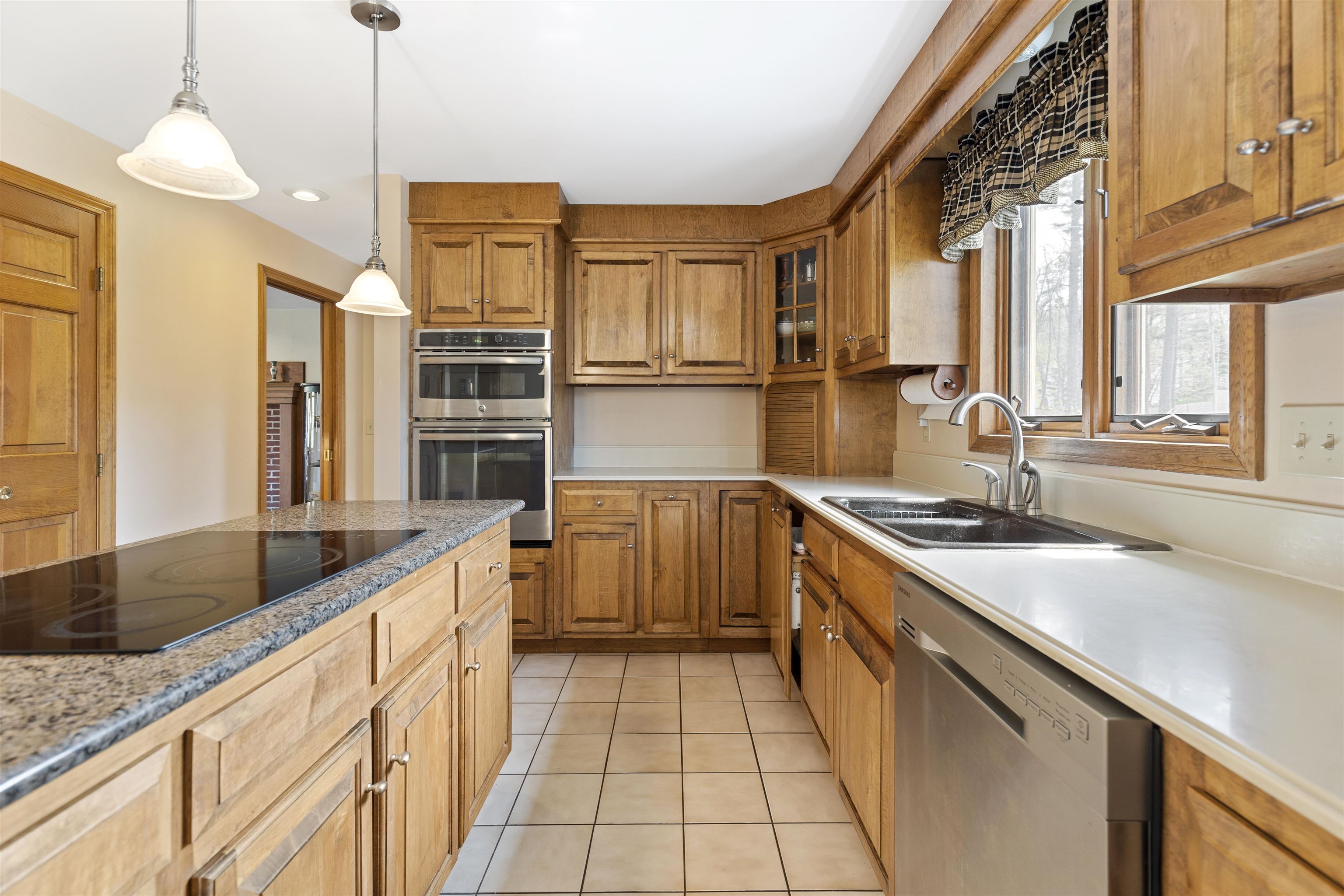 44 Pemberton Road Nashua, NH 03063 - Photo 9 of 28 Gallery Image 9