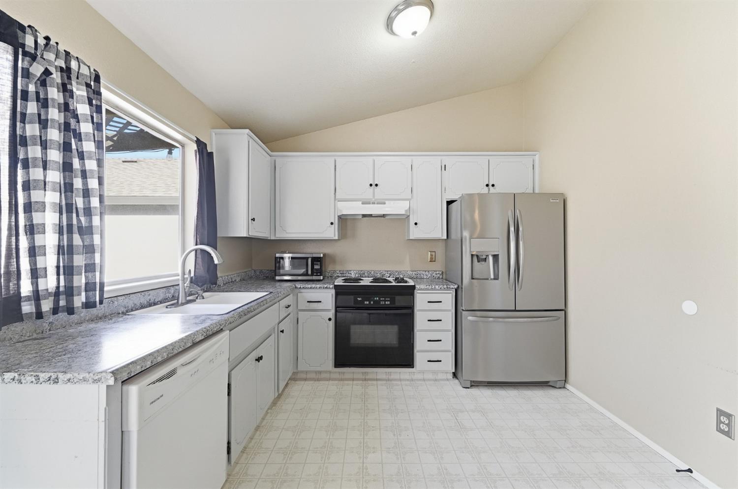 2037 Zeeland Court Modesto, CA 95356 - Photo 12 of 32