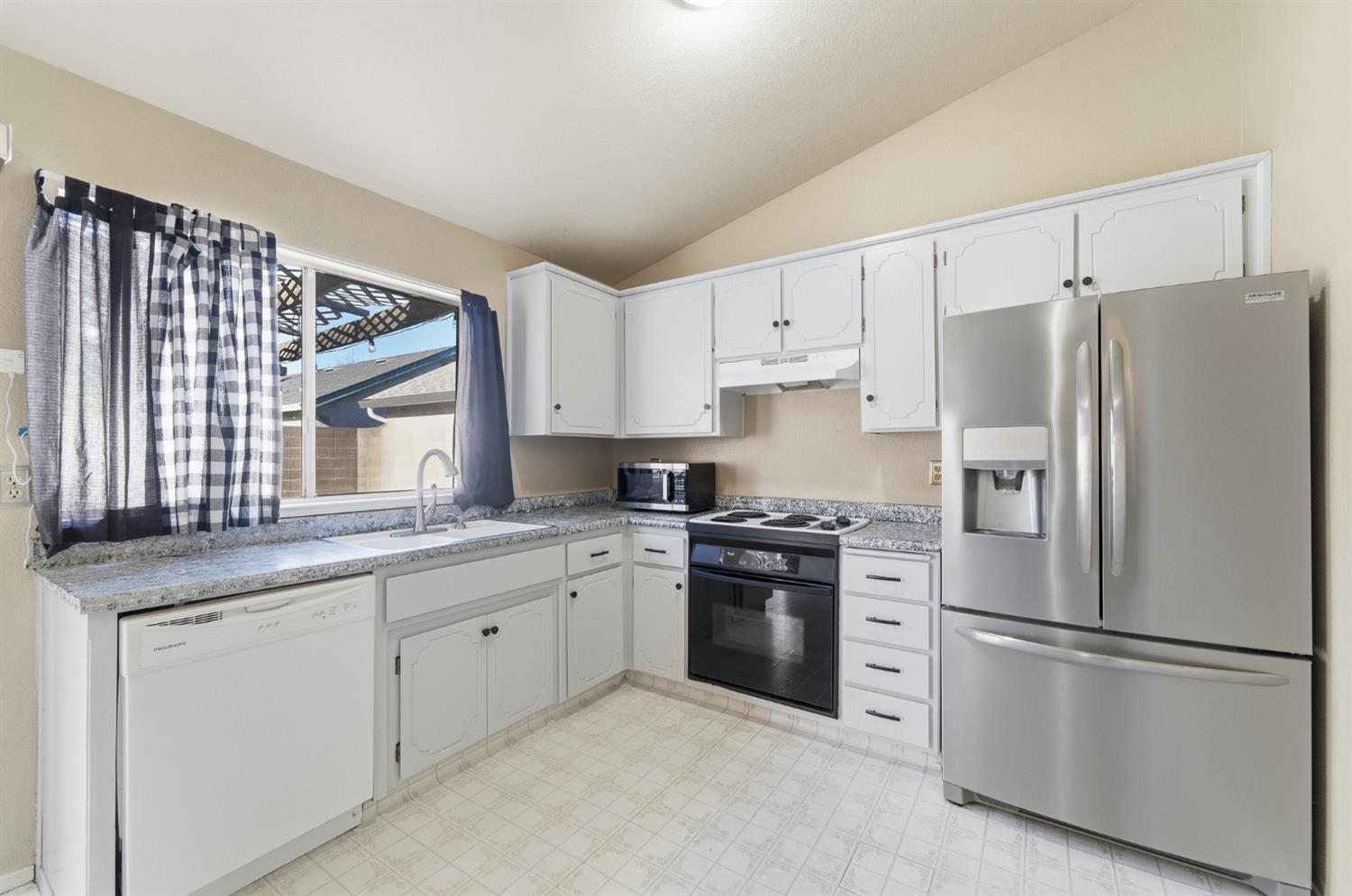 2037 Zeeland Court Modesto, CA 95356 - Photo 13 of 32