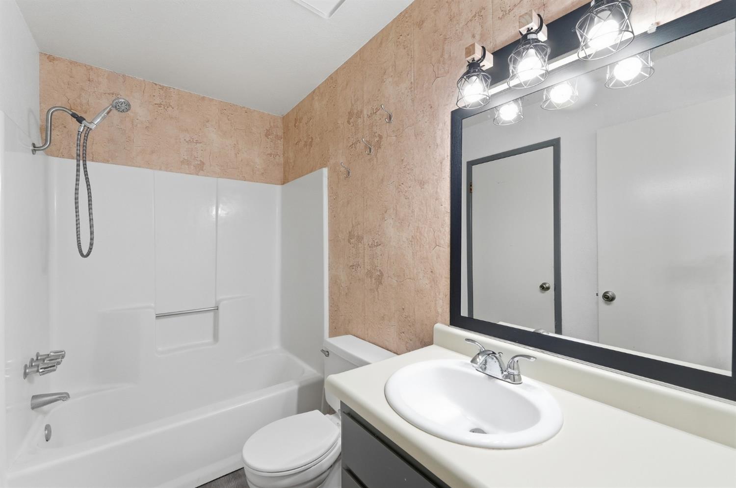 2037 Zeeland Court Modesto, CA 95356 - Photo 22 of 32