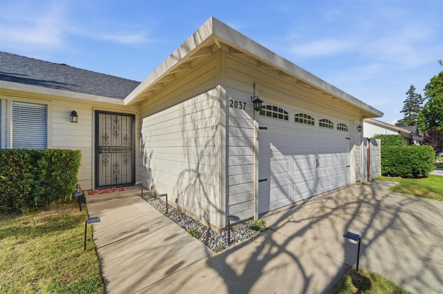 2037 Zeeland Court Modesto, CA 95356 - Photo 5 of 32