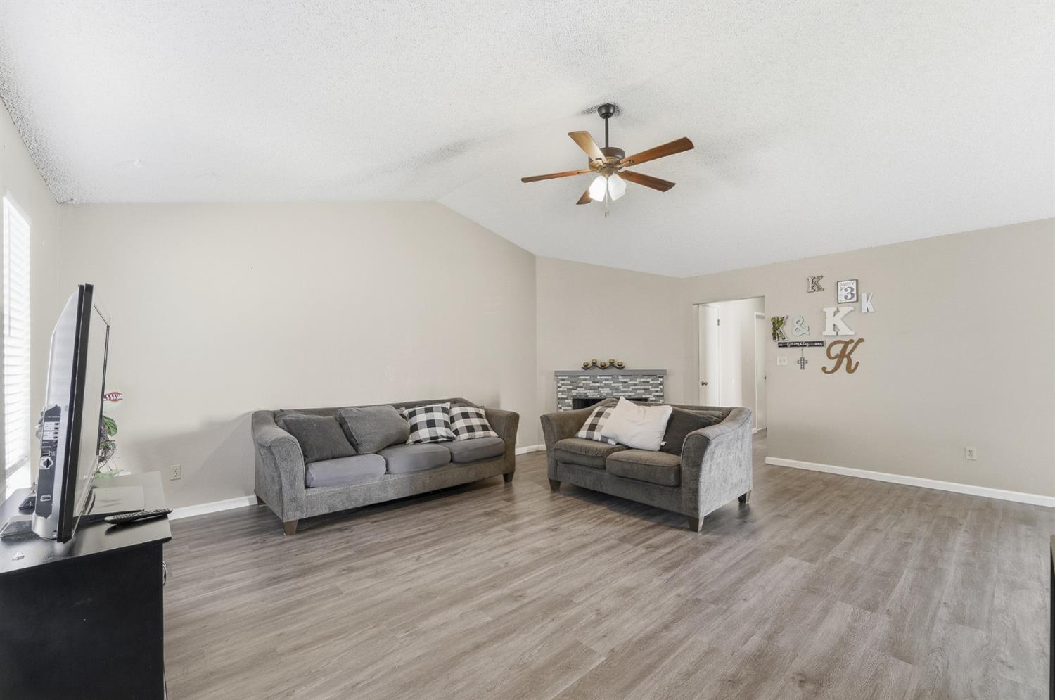 2037 Zeeland Court Modesto, CA 95356 - Photo 7 of 32