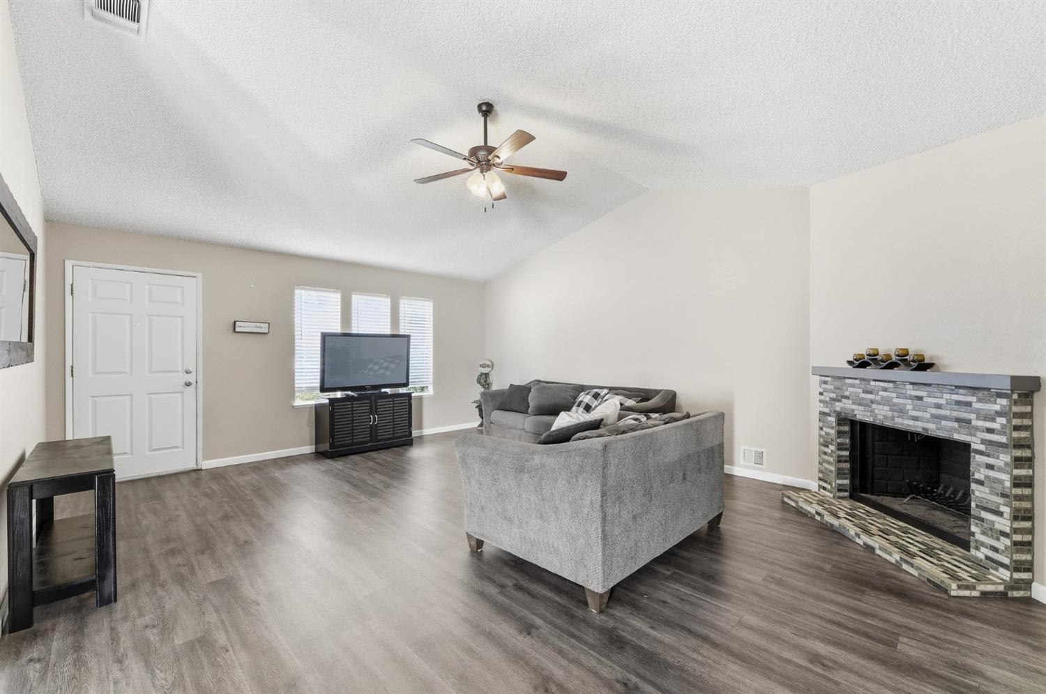 2037 Zeeland Court Modesto, CA 95356 - Photo 9 of 32