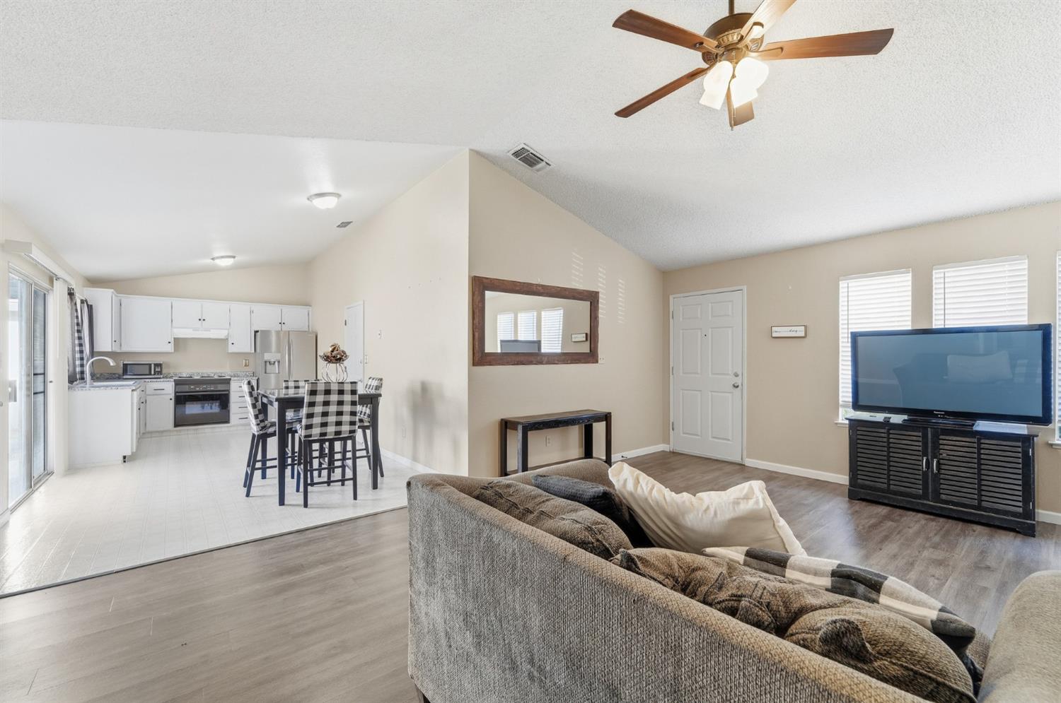 2037 Zeeland Court Modesto, CA 95356 - Photo 10 of 32