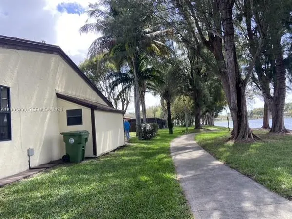 $3,000 | 10361 Juniper Court, Unit 10361, Pembroke Pines, FL 33026