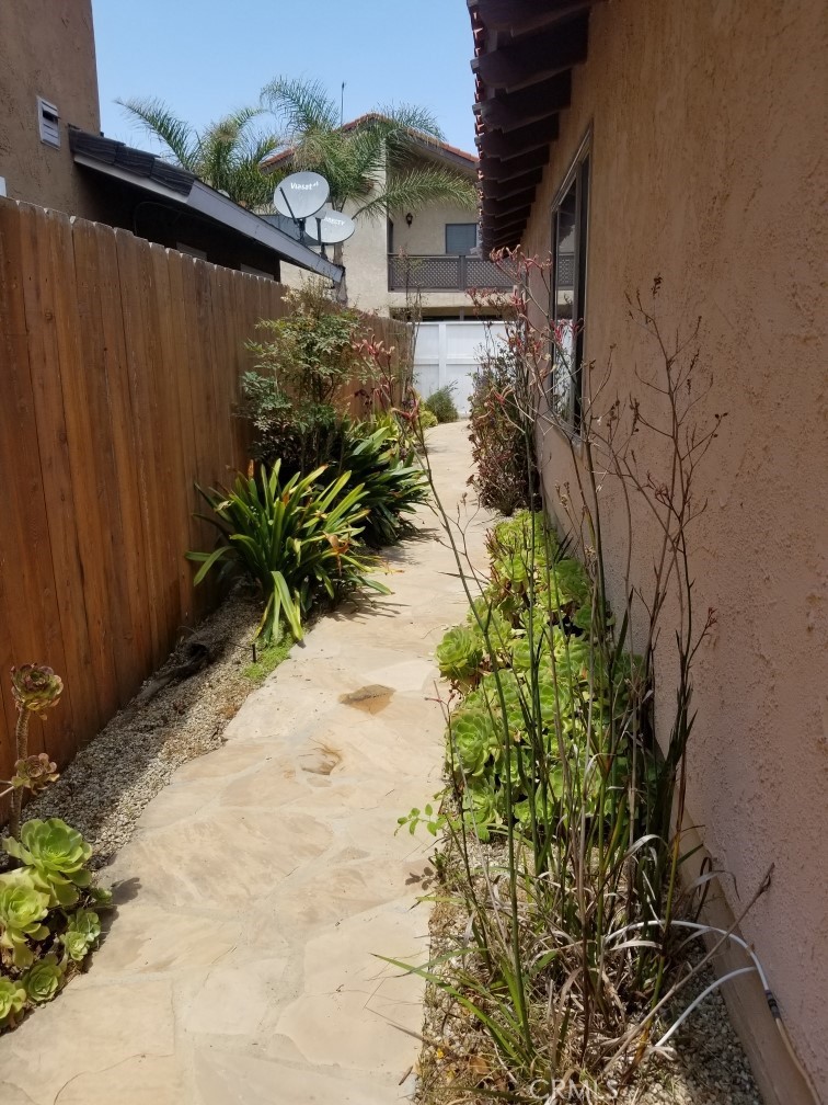 5325 Surfrider Way Oxnard, CA 93035 - Photo 19 of 27 Side of house yard