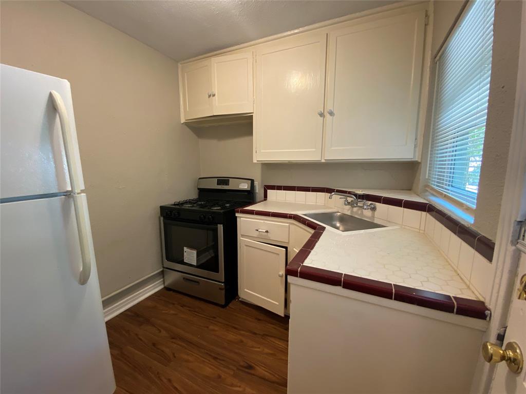 904 Denton Street Denton, TX 76201 - Photo 4 of 9 a utility room with washer and dryer