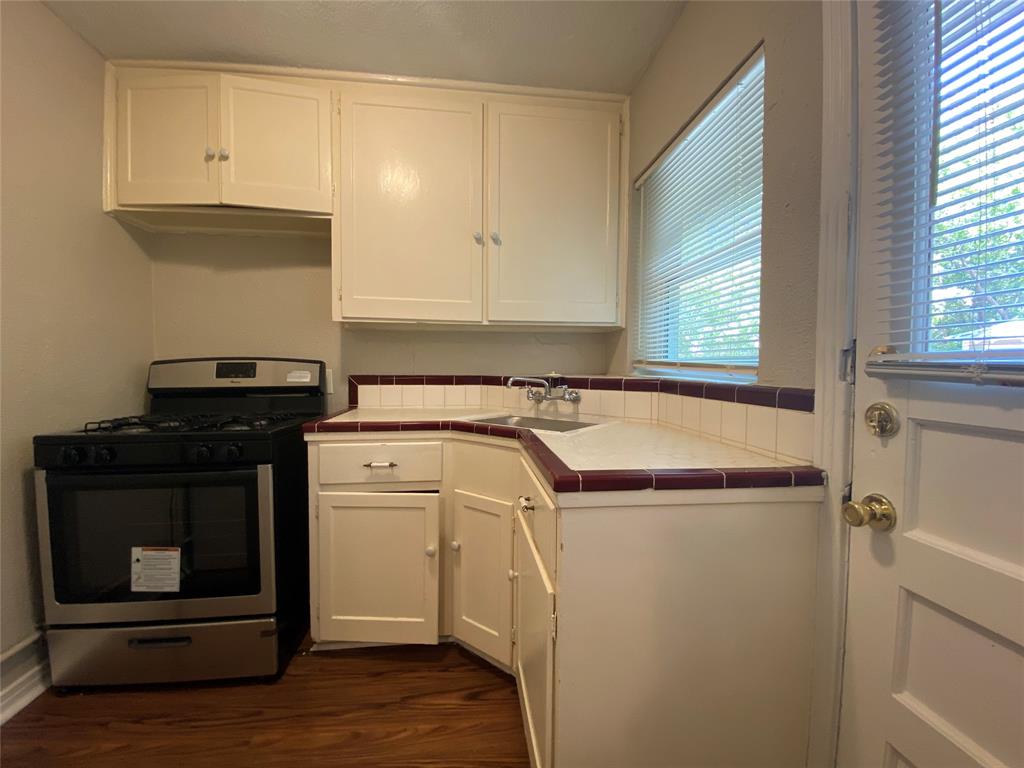 904 Denton Street Denton, TX 76201 - Photo 5 of 9 a utility room with dryer and washer