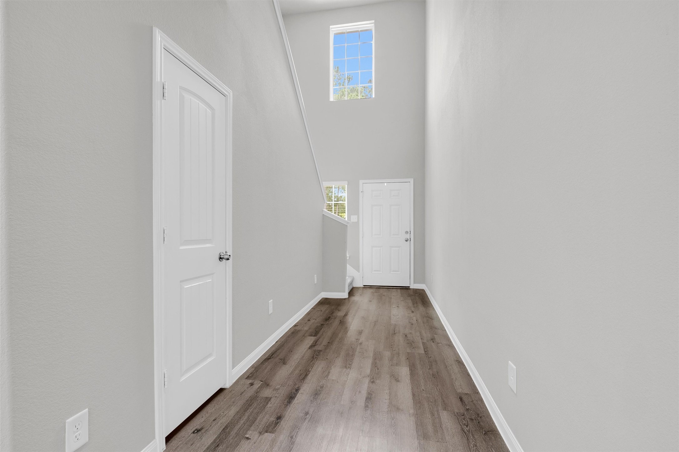 13534 Luke Prairie Willis, TX 77378 - Photo 5 of 29 from here your looking back towards the front door. High ceilings and large window for natural light.