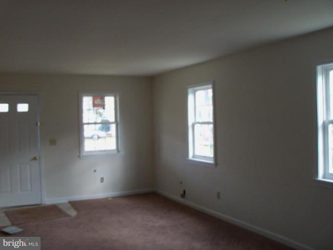 22 Maple Court Elkton, MD 21921 - Photo 2 of 9 Living Room