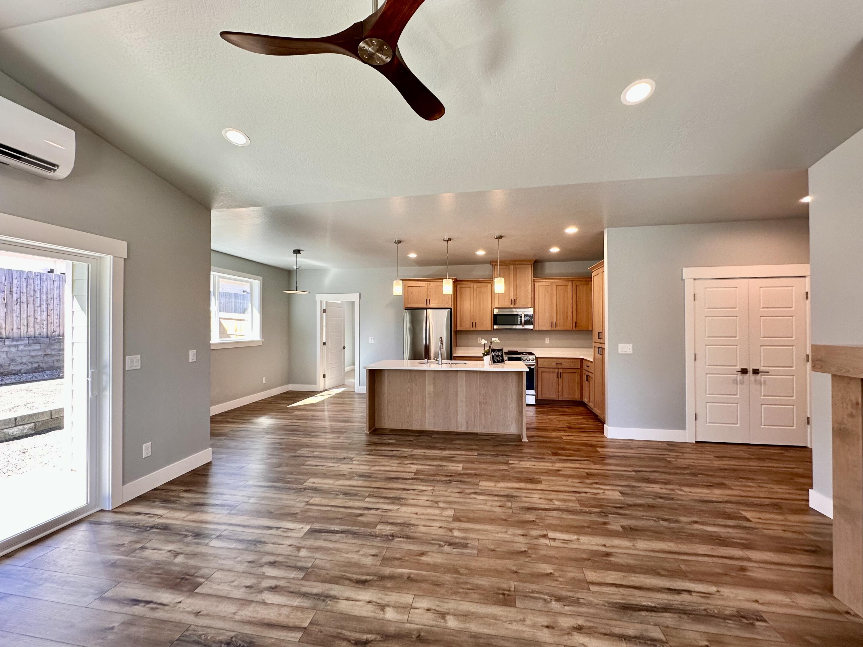 324 Randy Street Ashland, OR 97520 - Photo 3 of 35 Living Area
