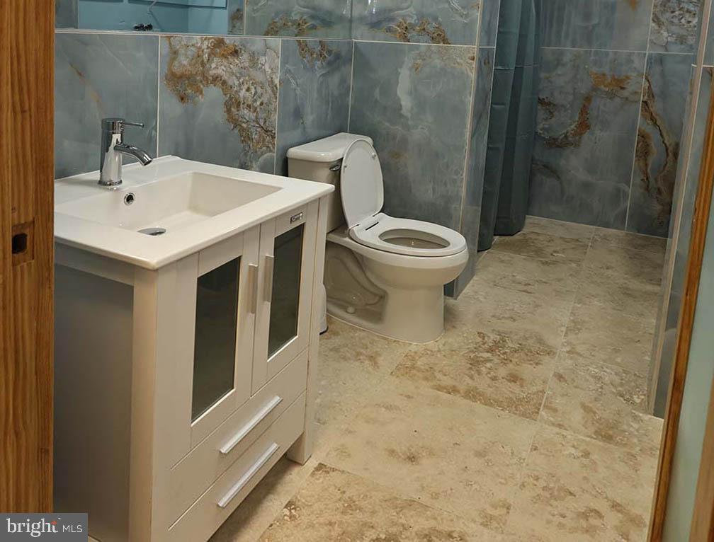 747 Garden Drive Harrisburg, PA 17111 - Photo 18 of 34 a bathroom with a sink toilet and shower