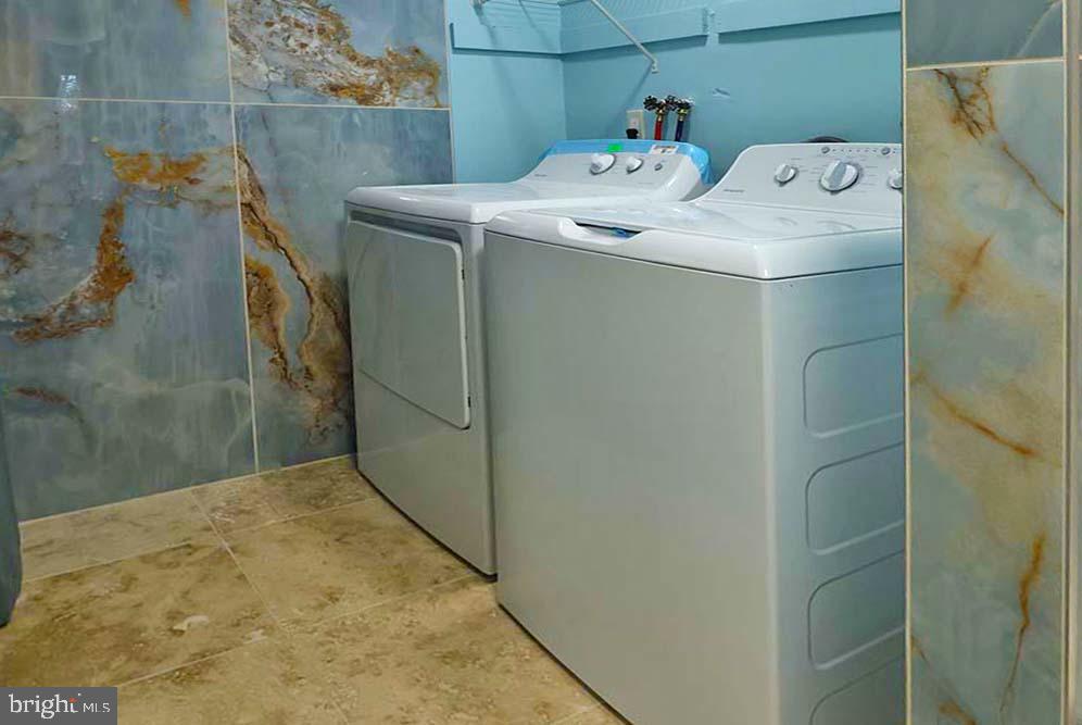 747 Garden Drive Harrisburg, PA 17111 - Photo 19 of 34 a utility room with dryer and washer