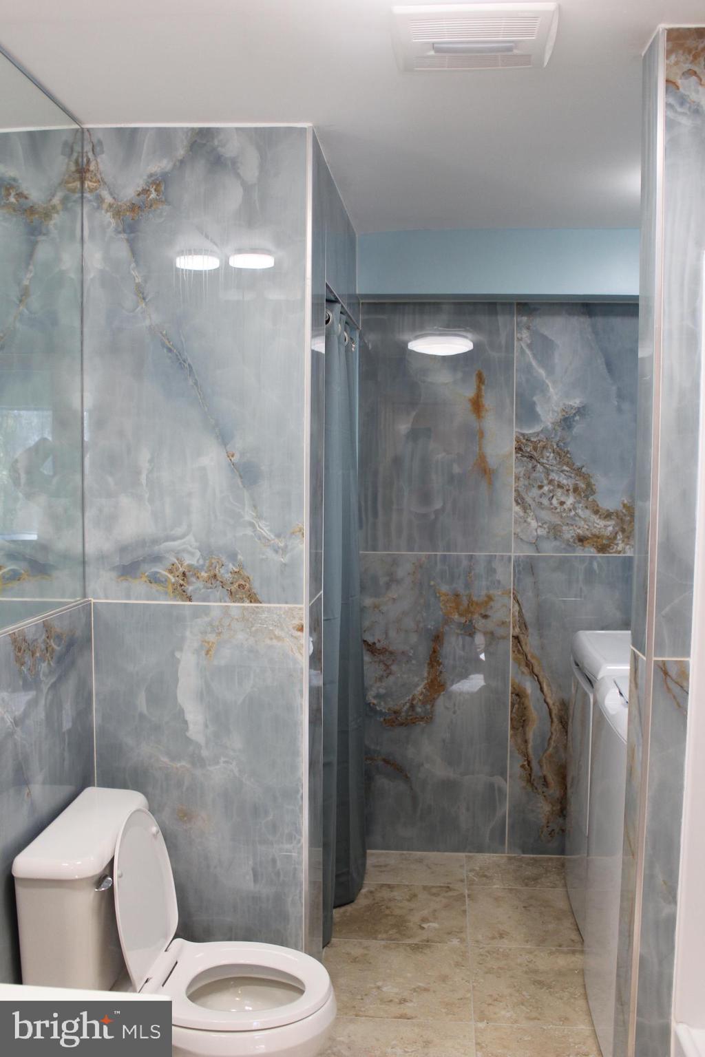 747 Garden Drive Harrisburg, PA 17111 - Photo 23 of 34 a bathroom with a toilet and a shower