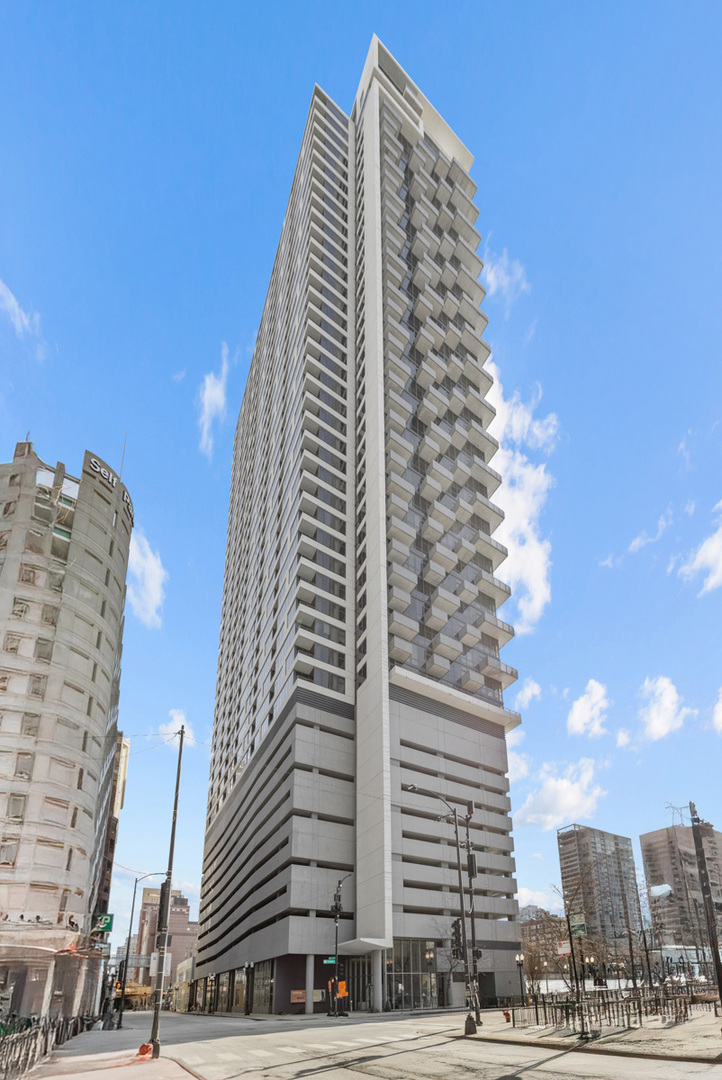 235 West Van Buren Street, Unit 3218 Chicago, IL 60607 - Photo 1 of 21