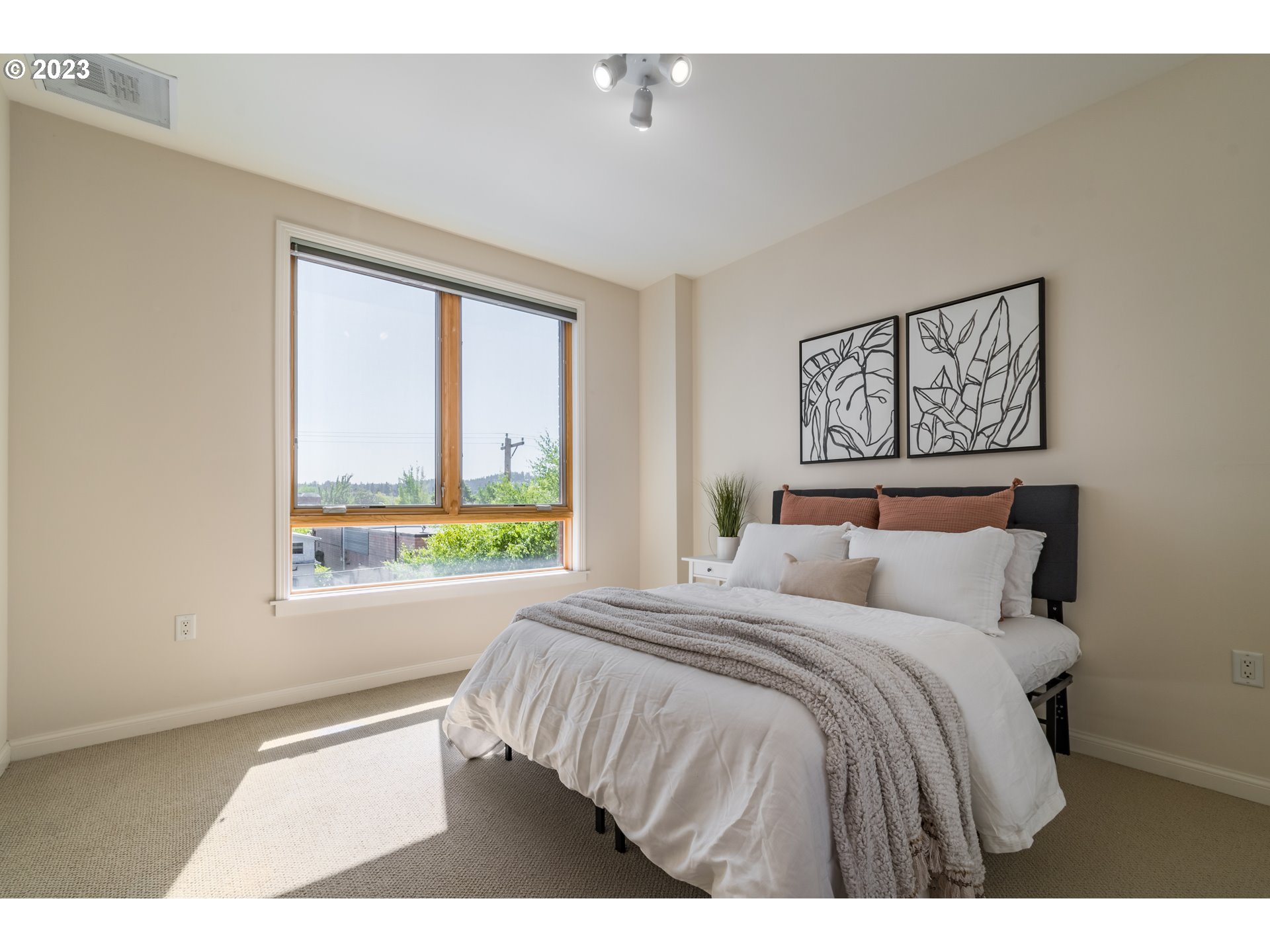 1375 Olive Street, Unit 308 Eugene, OR 97401 - Photo 24 of 35 a bedroom with a large bed and a window