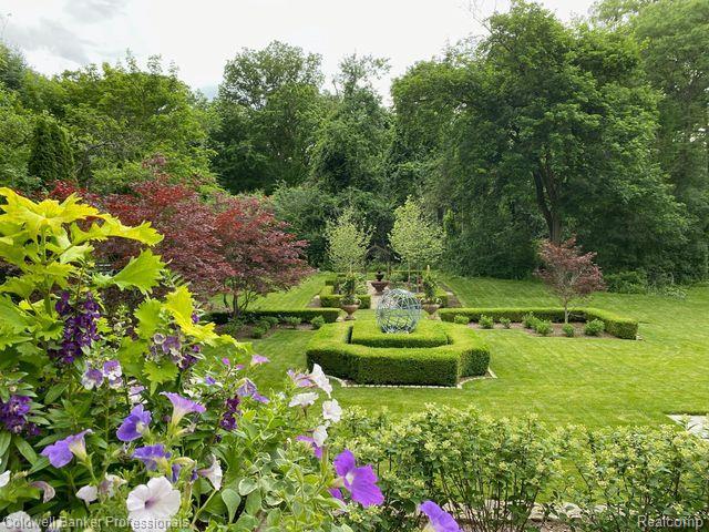 570 Rudgate Road Bloomfield Hills, MI 48304 - Photo 46 of 57 Enjoy the summer beauty