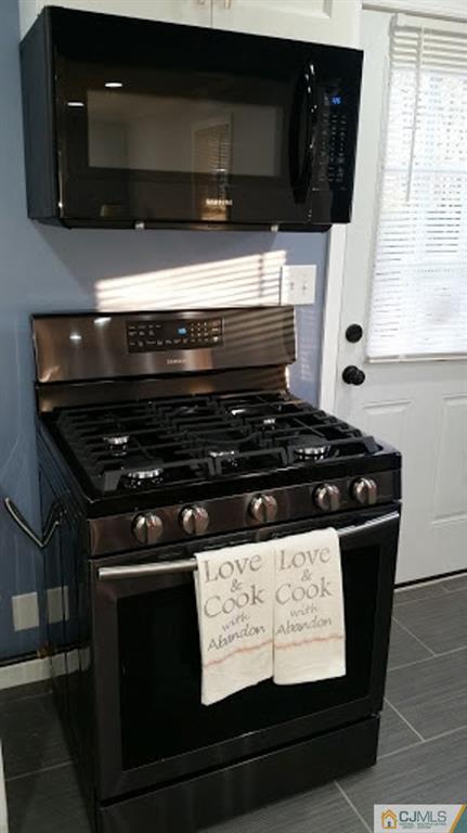 111 Old Post Road Edison, NJ 08817 - Photo 10 of 19 a close view of stove top oven